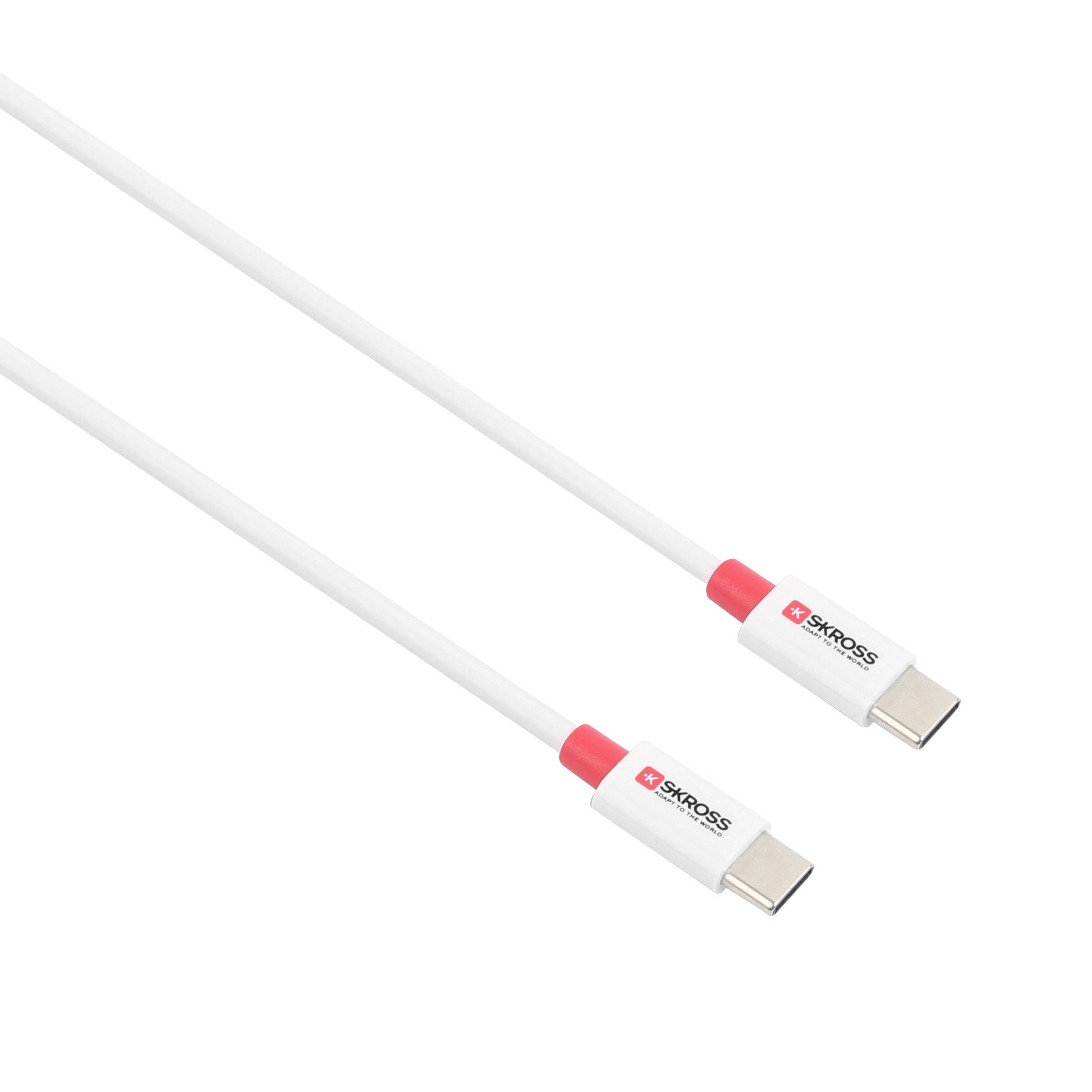 Ett vitt USB-C-kabel med två kontakter, vardera med en röd logotyp på kontakten, ligger diagonalt i bilden.