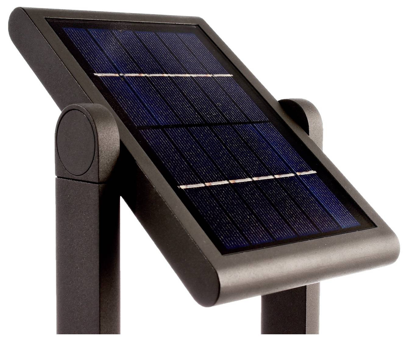 Liten solpanel monterad på ett justerbart stativ, vinklad för att fånga solljus.