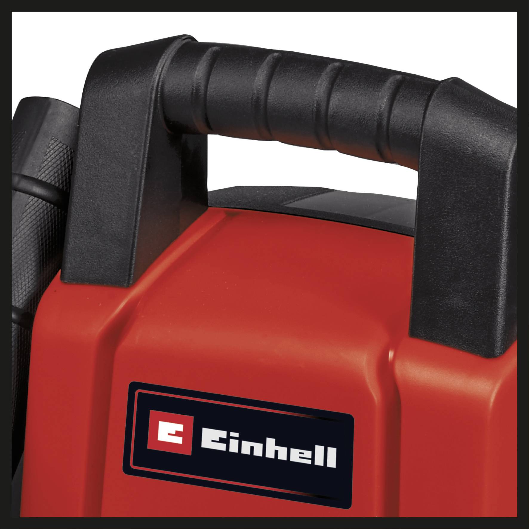 En röd apparat med svart handtag och 'Einhell'-logotyp, sannolikt ett verktyg eller redskap för hemmafixare.