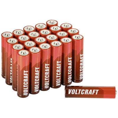 En gruppbild av 24 röda batterier av märket 'Voltcraft', varav en liggande. Batterierna är avsedda för elektriska apparater.