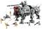 Lego-stridscen med ett bepansrat fordon, fyra klonkrigare och droider. Laserskott avfyras. Sci-fi-tema.