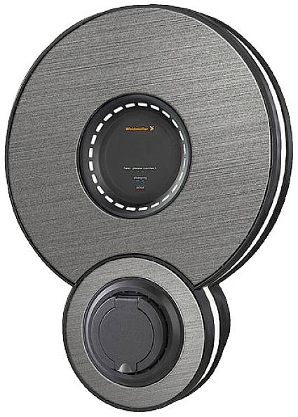 En svart, rund laddare för elbilar med en display i mitten. Den visar förloppet för laddningen.