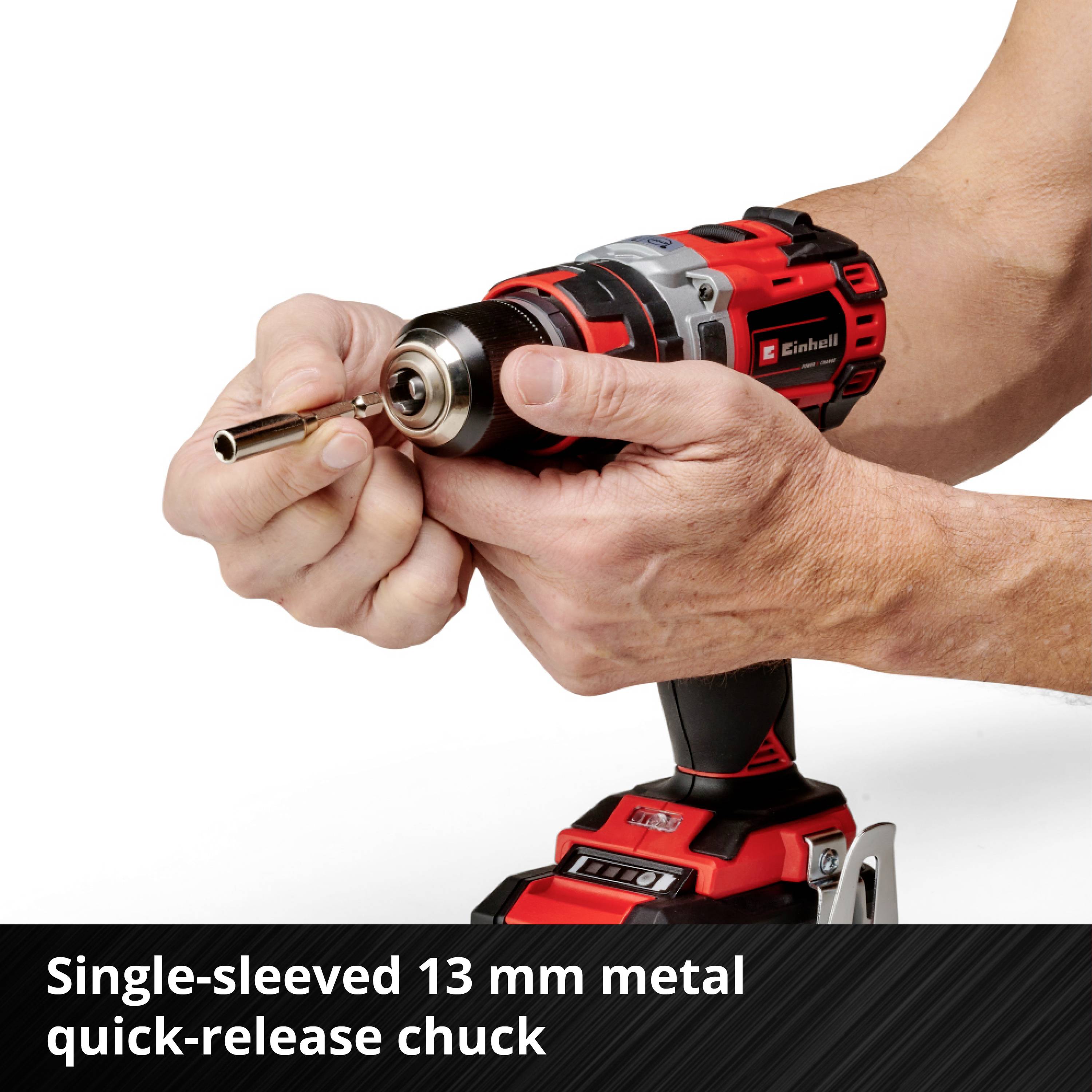 En person använder en sladdlös skruvdragare med ett enkelhylsat metallchuck på 13 mm för att sätta i ett bits.