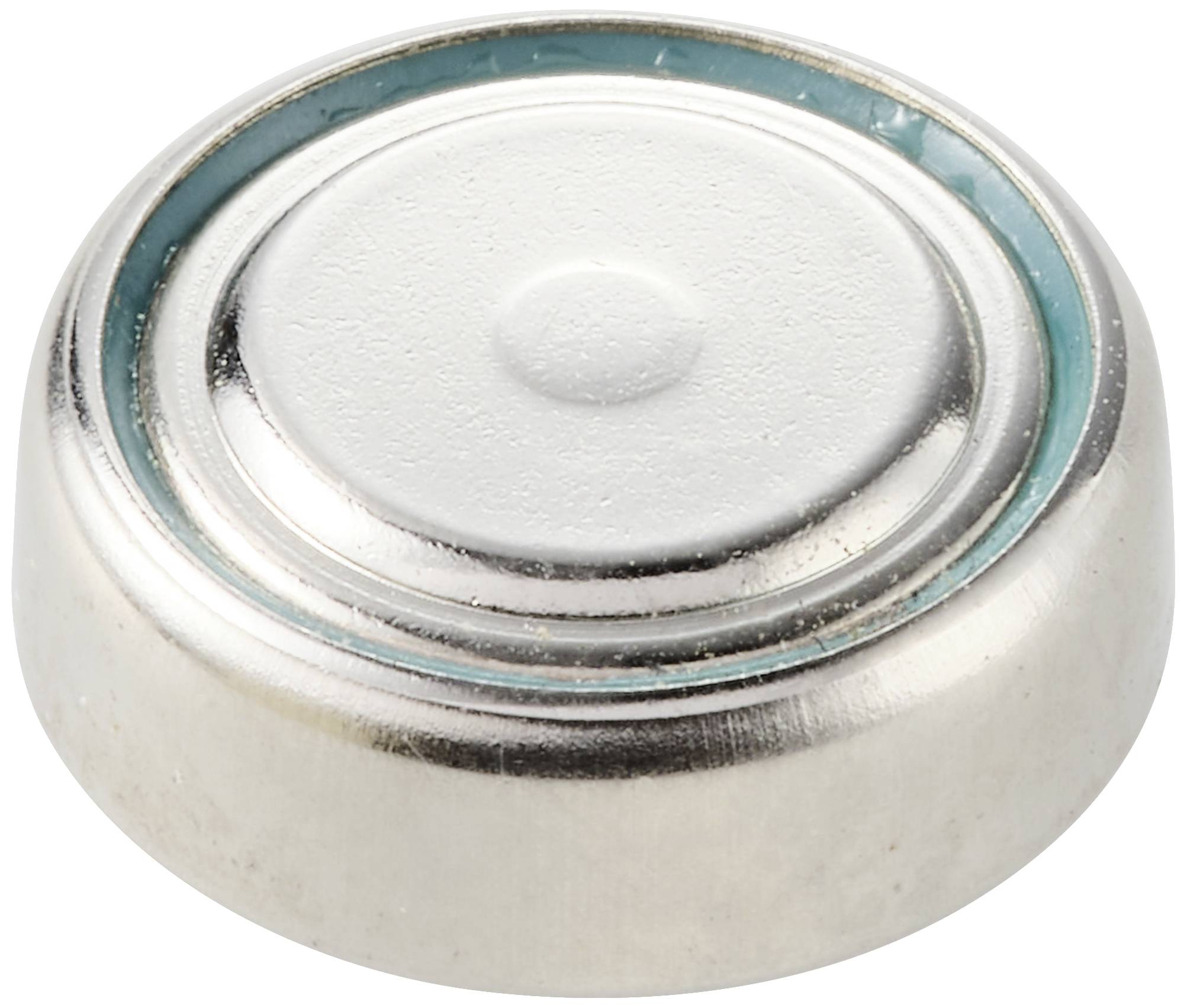 Silveraktig rund batteri, sedd ovanifrån.