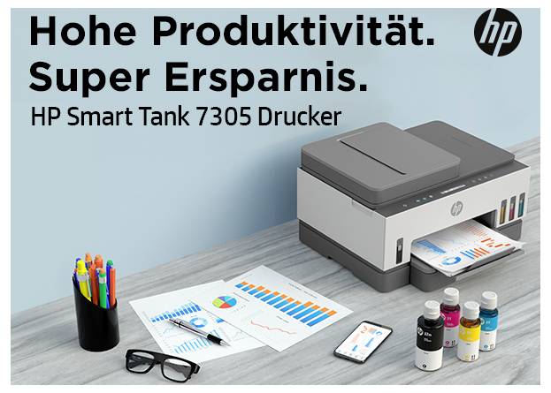 HP-annons som visar Smart Tank 7305-skrivaren med sloganen "Högt produktivitet. Enorm sparning." och utskrivna rapporter, bläckflaskor, telefon, glasögon, pennor på ett skrivbord.