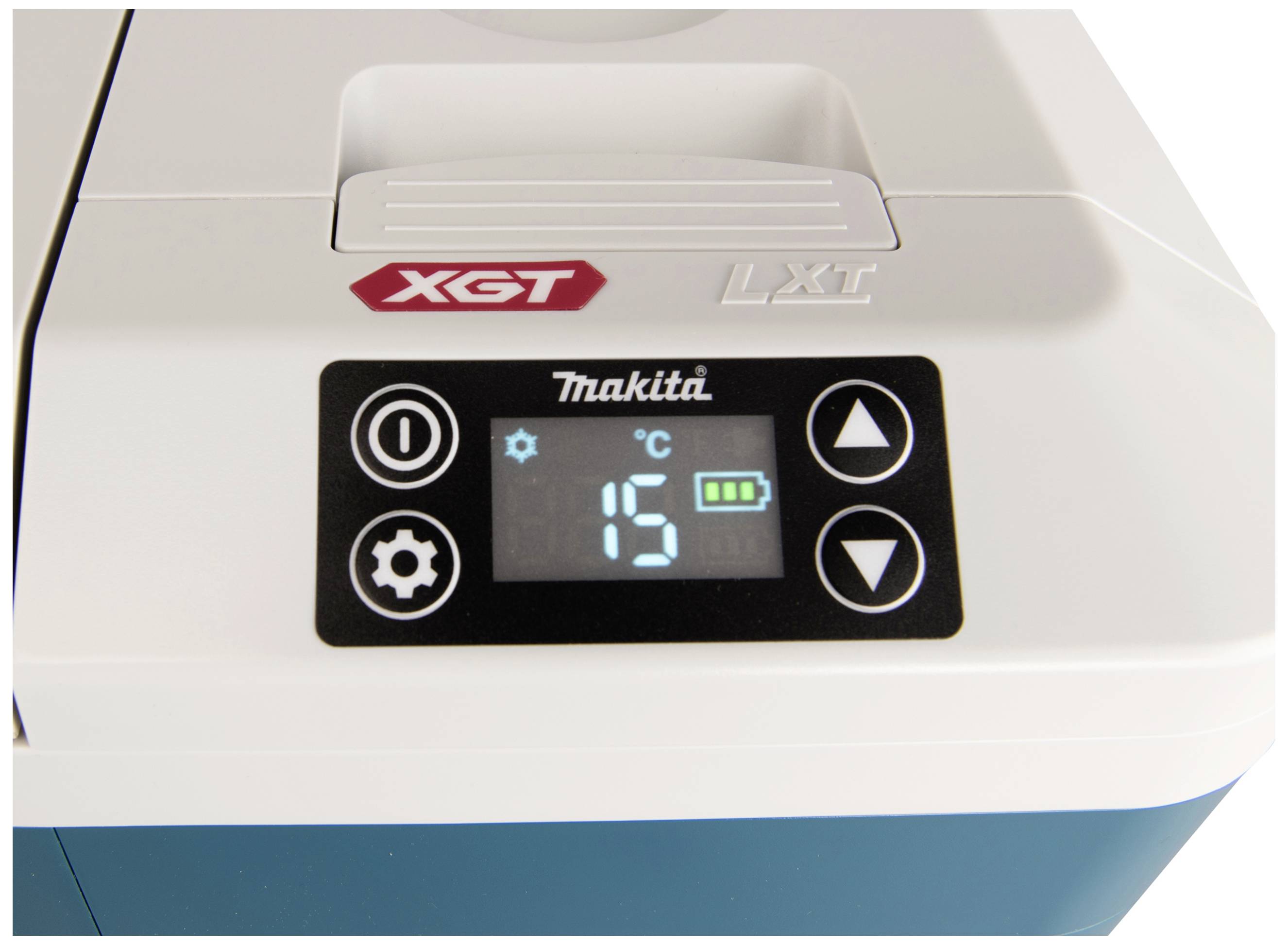 Närbild av en Makita-kylare med temperaturvisning på 15°C på en digital display, intill knappar för inställningar och varumärkets logotyp.
