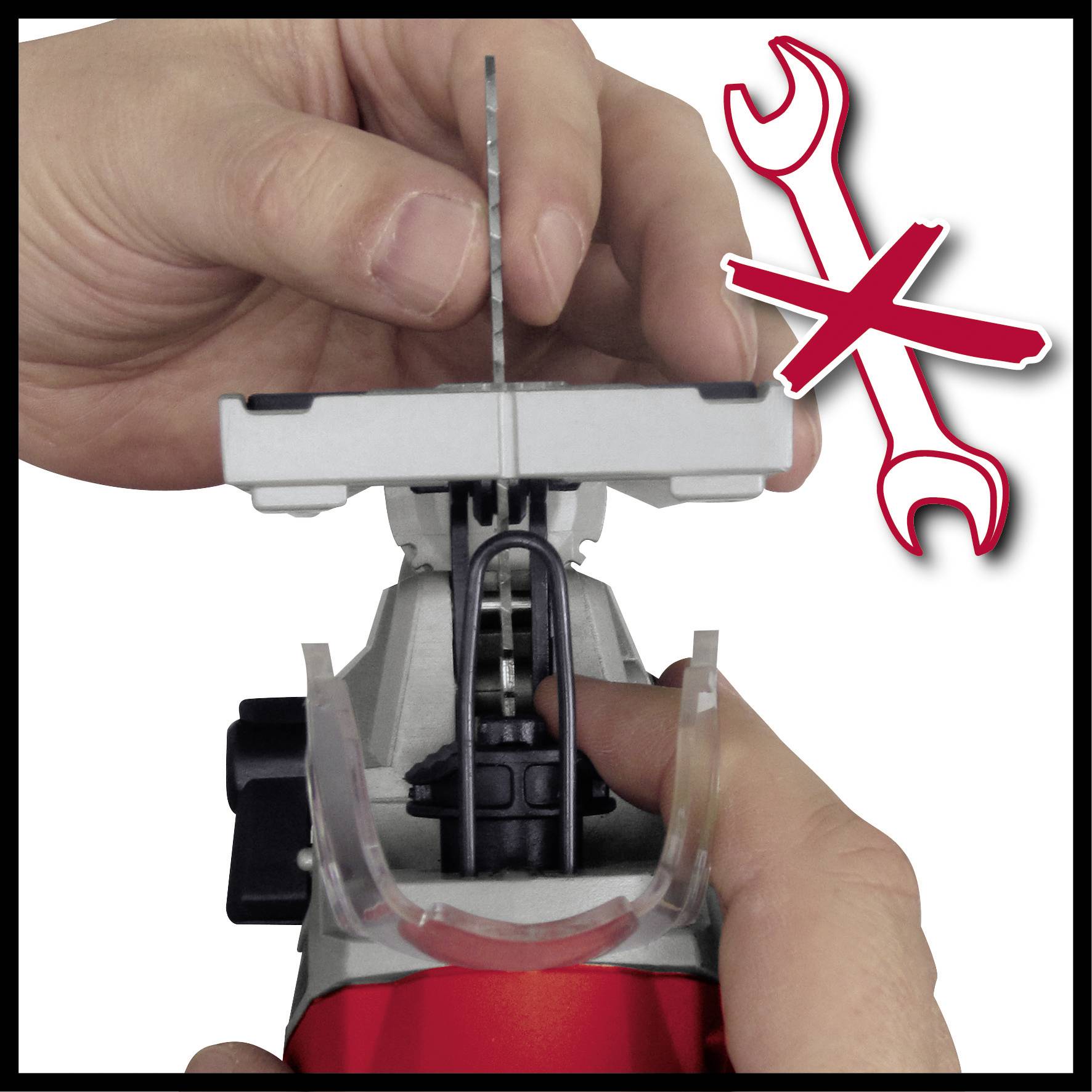 En hand håller en enhet med ett litet sågblad. En röd symbol visar en överstruken skiftnyckel.