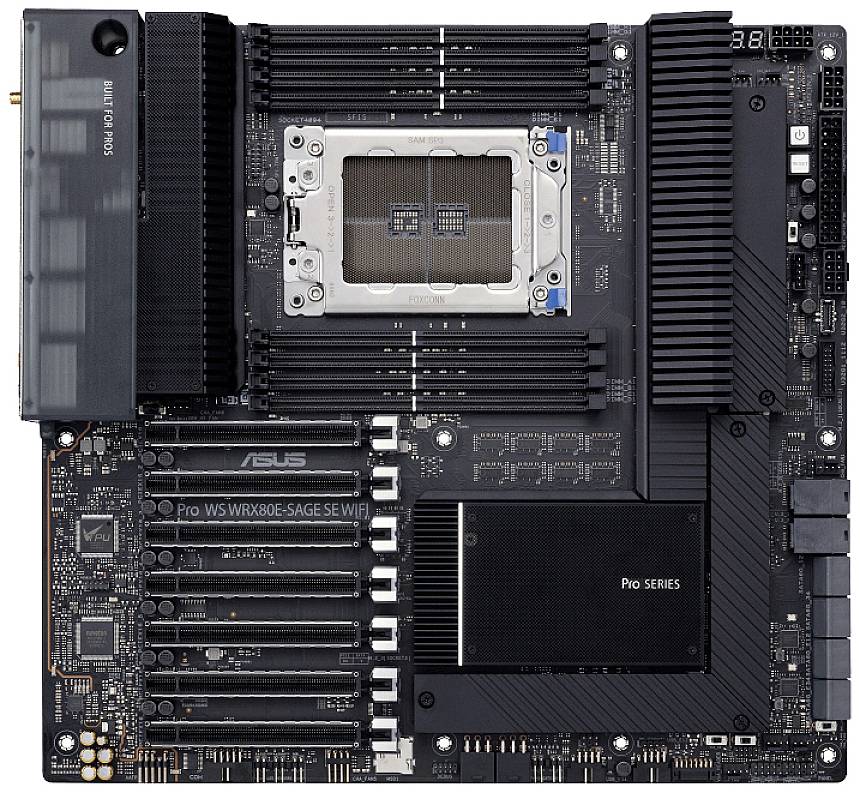 Bilden visar ett ASUS-moderkort 'Pro WS WRX80E-SAGE SE WIFI' med flera PCIe-expansionsplatser, processoruttag och kylflänsar.