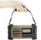 En hand håller ett bärbart radio med en display som visar 'FM 97.40'. Radion har knappar för manövrering och en robust design.