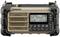 Bärbar radio med robust design, digitalt display som visar 'FM 97.40', knappar för kanal och volym på framsidan.