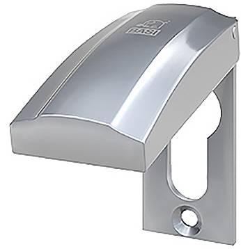 En silverfärgad dörrtrycke av metall med avrundat design. Ovanpå är ett varumärkeslogotyp ingraverad.