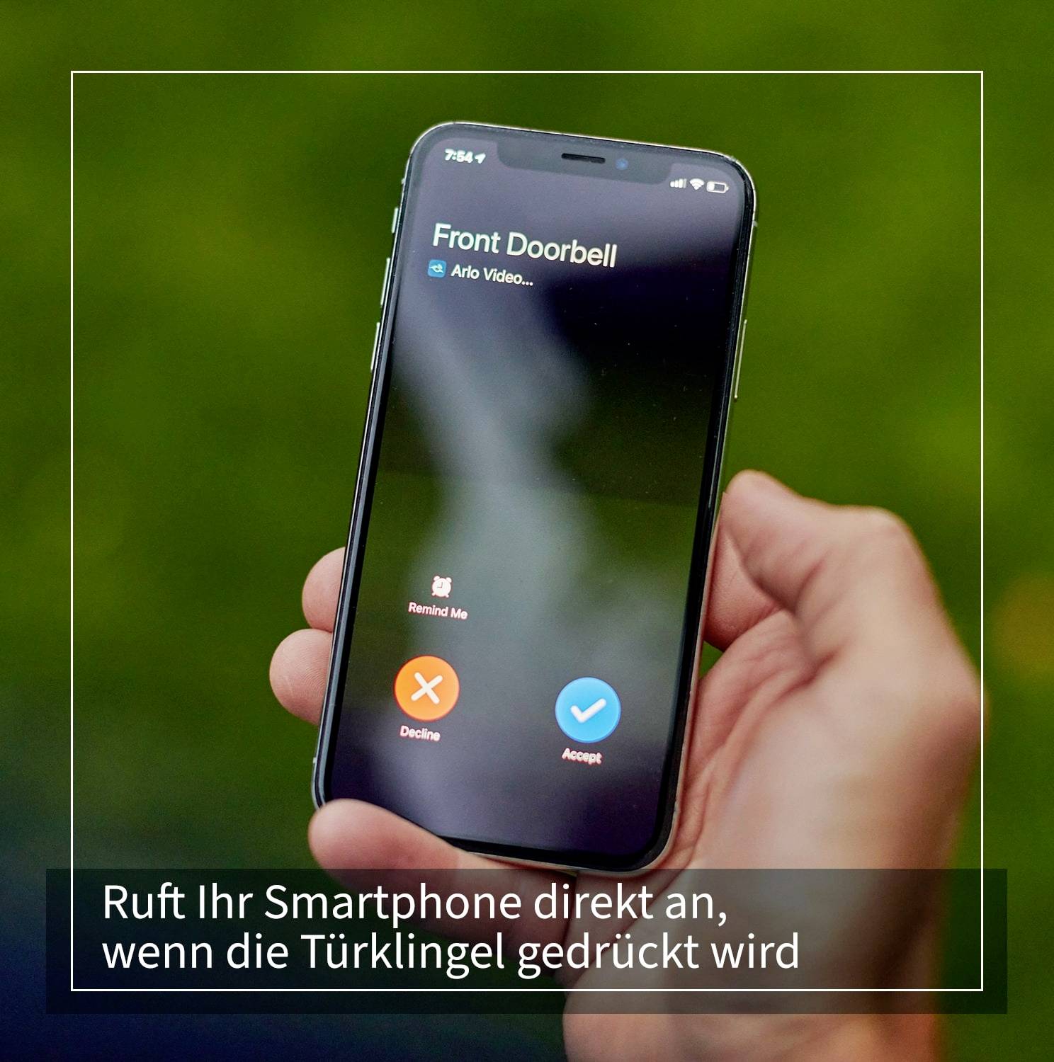 En hand håller en smartphone med ett inkommande samtal från 'Front Doorbell', alternativ 'Avvisa' och 'Acceptera'. Text: 'Ringer direkt till din smartphone när någon trycker på dörrklockan'.