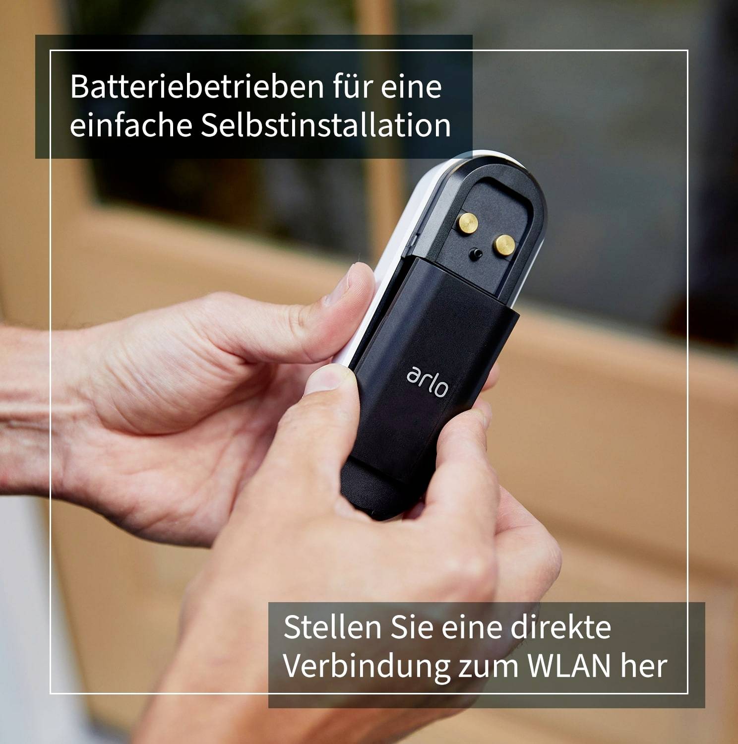 En person håller ett Arlo-kamera med markerade batterikontakter. Text: 'Batteridrift, enkel självinstallation' och 'Direkt WiFi-anslutning'.