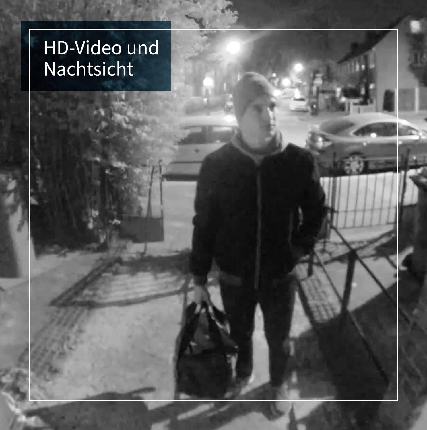 En man står på en gångväg nattetid med en väska i handen. I bakgrunden syns bilar och hus. Text: 'HD-video och nattseende'.