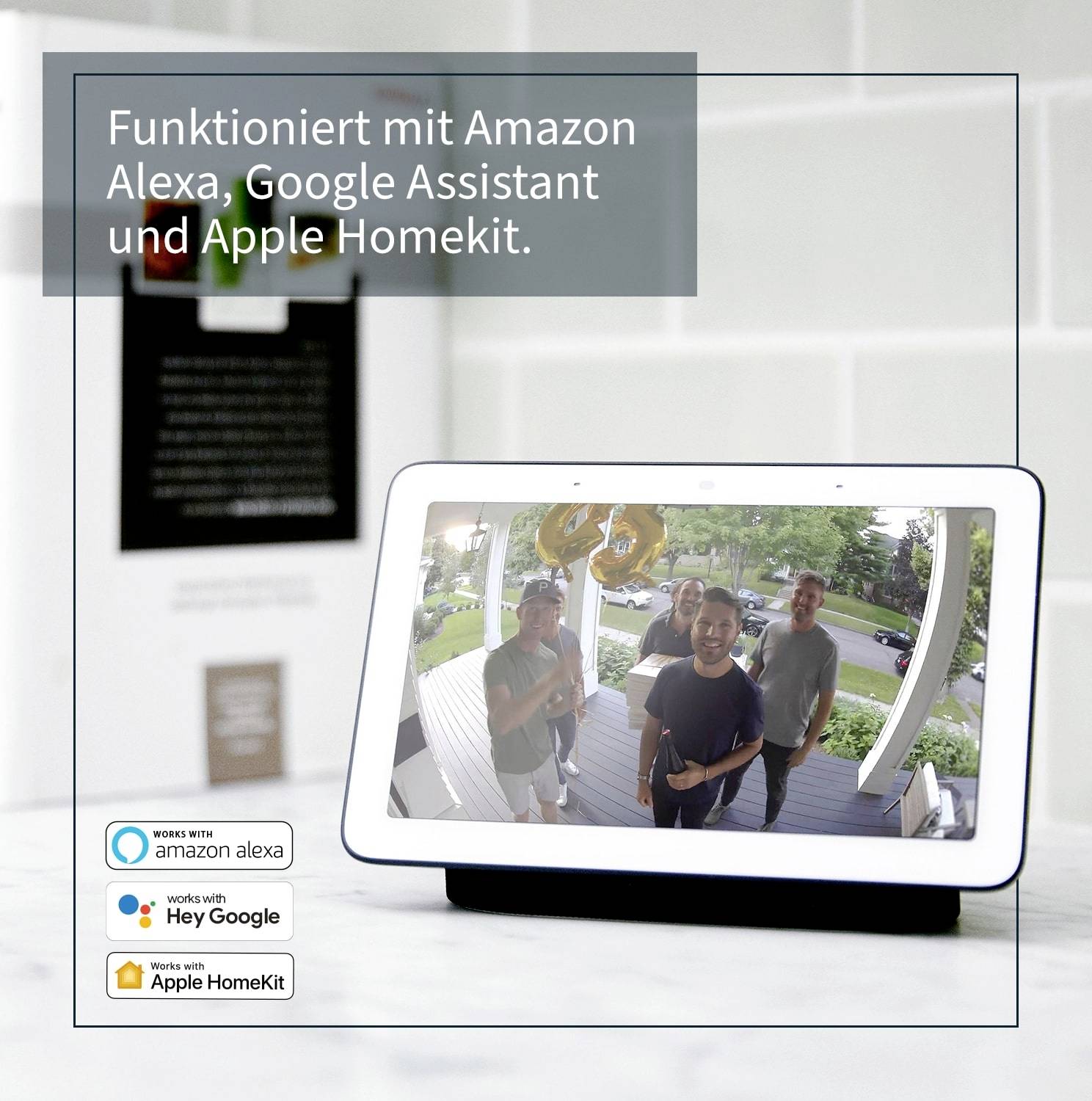 En smart-display visar en övervakningsvideo av fyra personer framför en ytterdörr. Text: 'Fungerar med Amazon Alexa, Google Assistant och Apple Homekit.' Symboler för de tre tjänsterna är synliga.