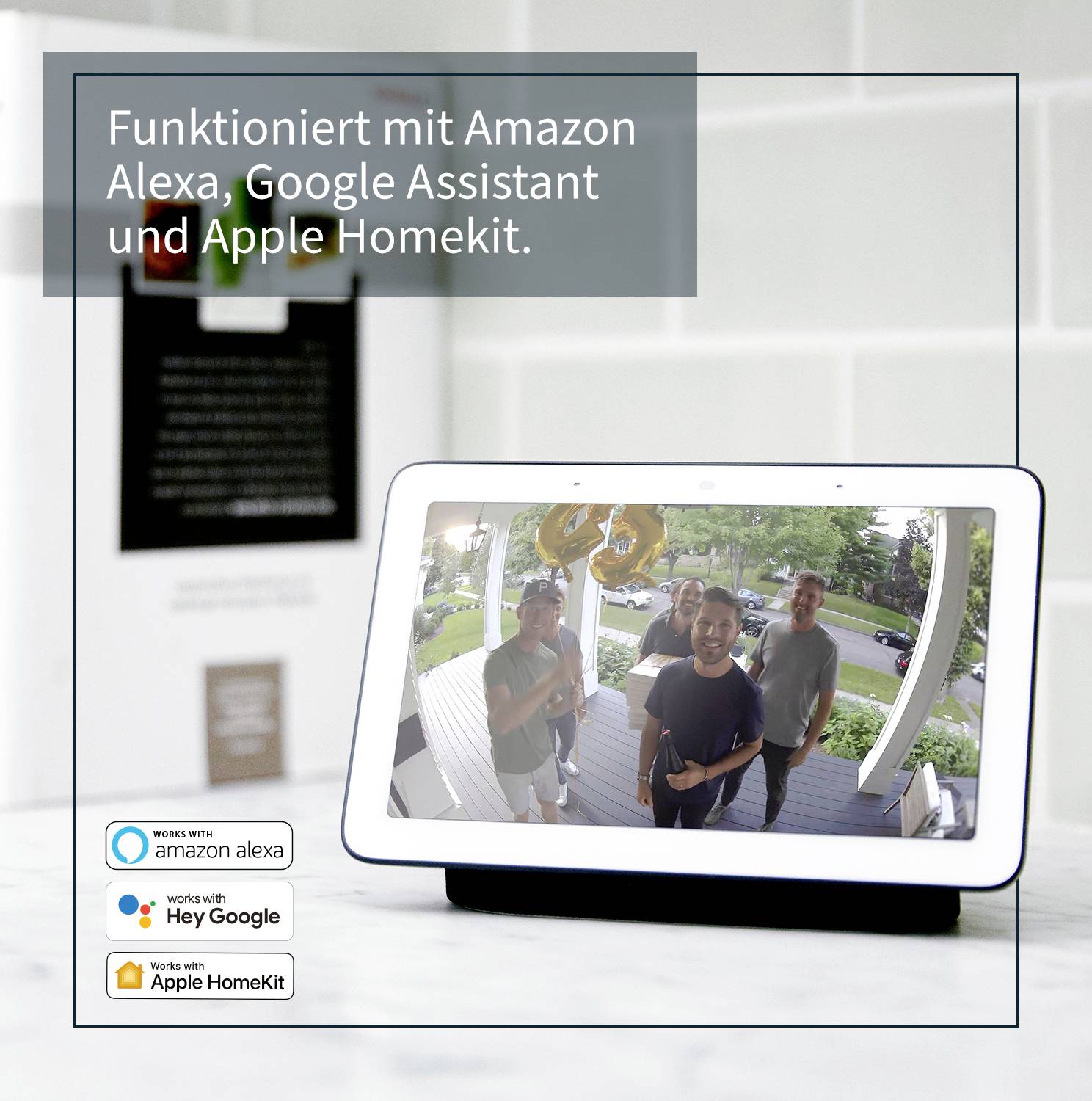 En smart display visar ett direktsänt videosamtal med tre personer på en veranda. Skärmen stöder Amazon Alexa, Google Assistant och Apple HomeKit.