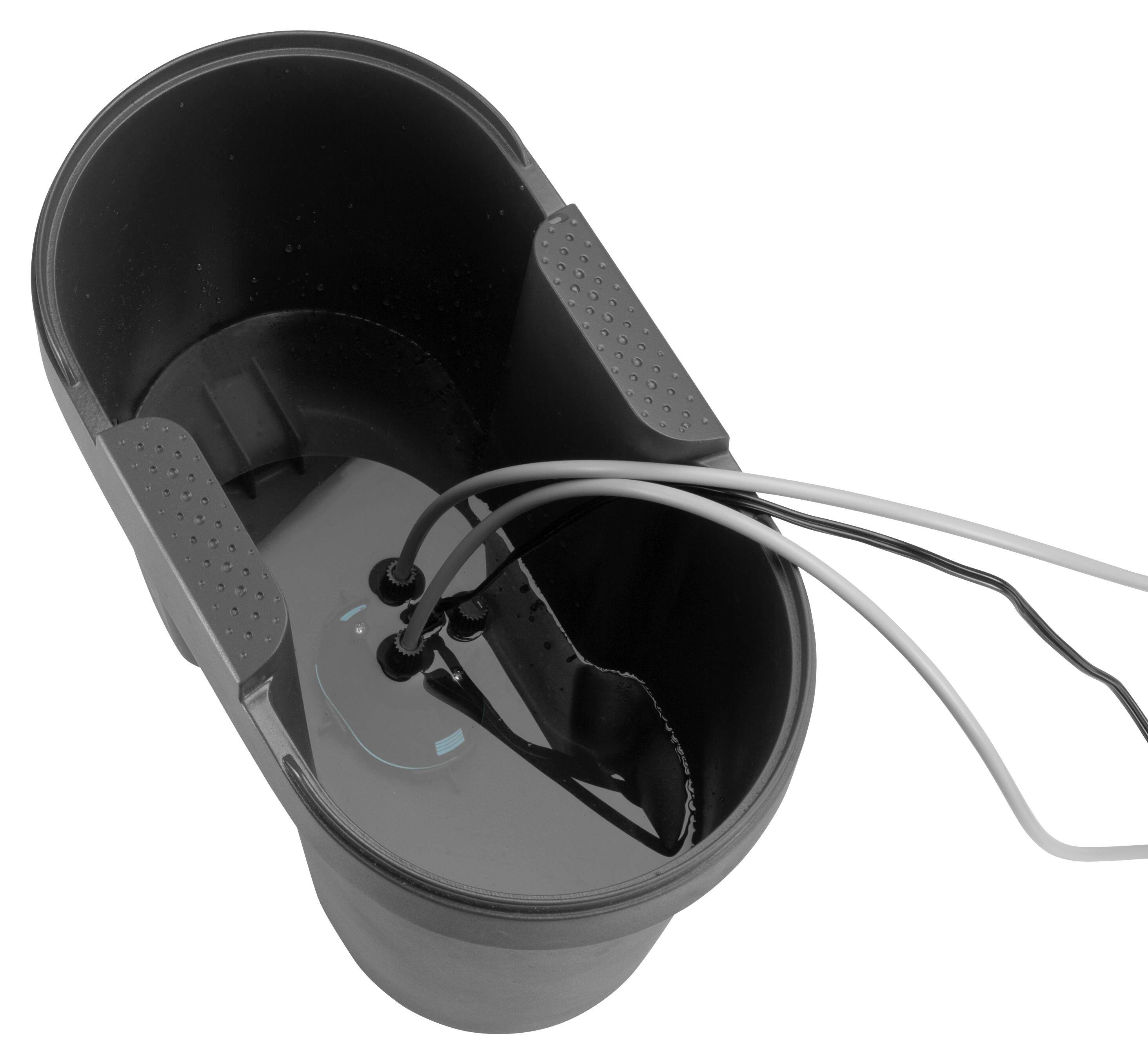 En svart behållare med tre utstickande kablar. Locket har perforerade handtag. Lämplig för elektroniska anslutningar.