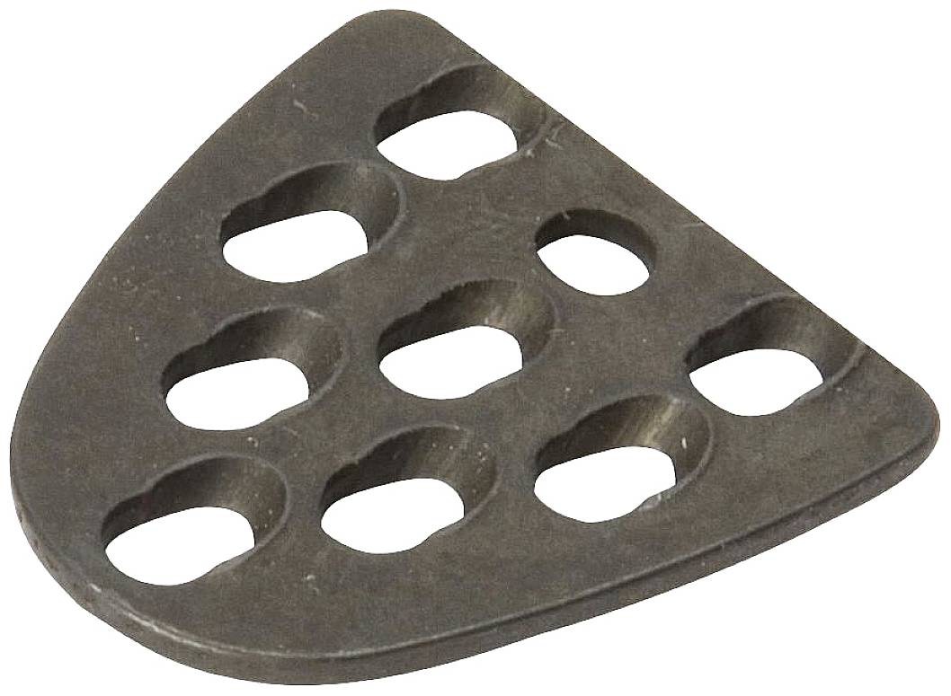 'En trekantig metallbit med ovala hål, sannolikt en del av ett mekaniskt system eller verktyg.'