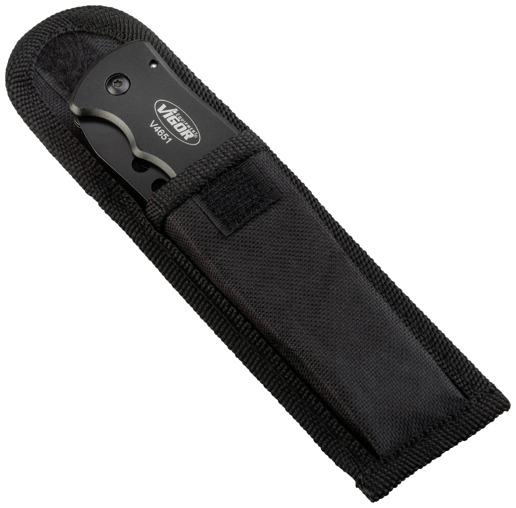 Svart, ihopfällbar kniv i ett svart tygfodral, delvis synlig; kniven är delvis utdragen ur fodralet.