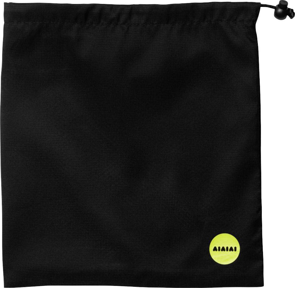 Svart tygväska med gul logotyp i det nedre högra hörnet. Logotypen består av fyra rektanglar bredvid varandra.