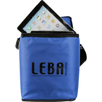 Blå väska med svart text 'LEBA', innehållande en surfplatta med synlig skärm.