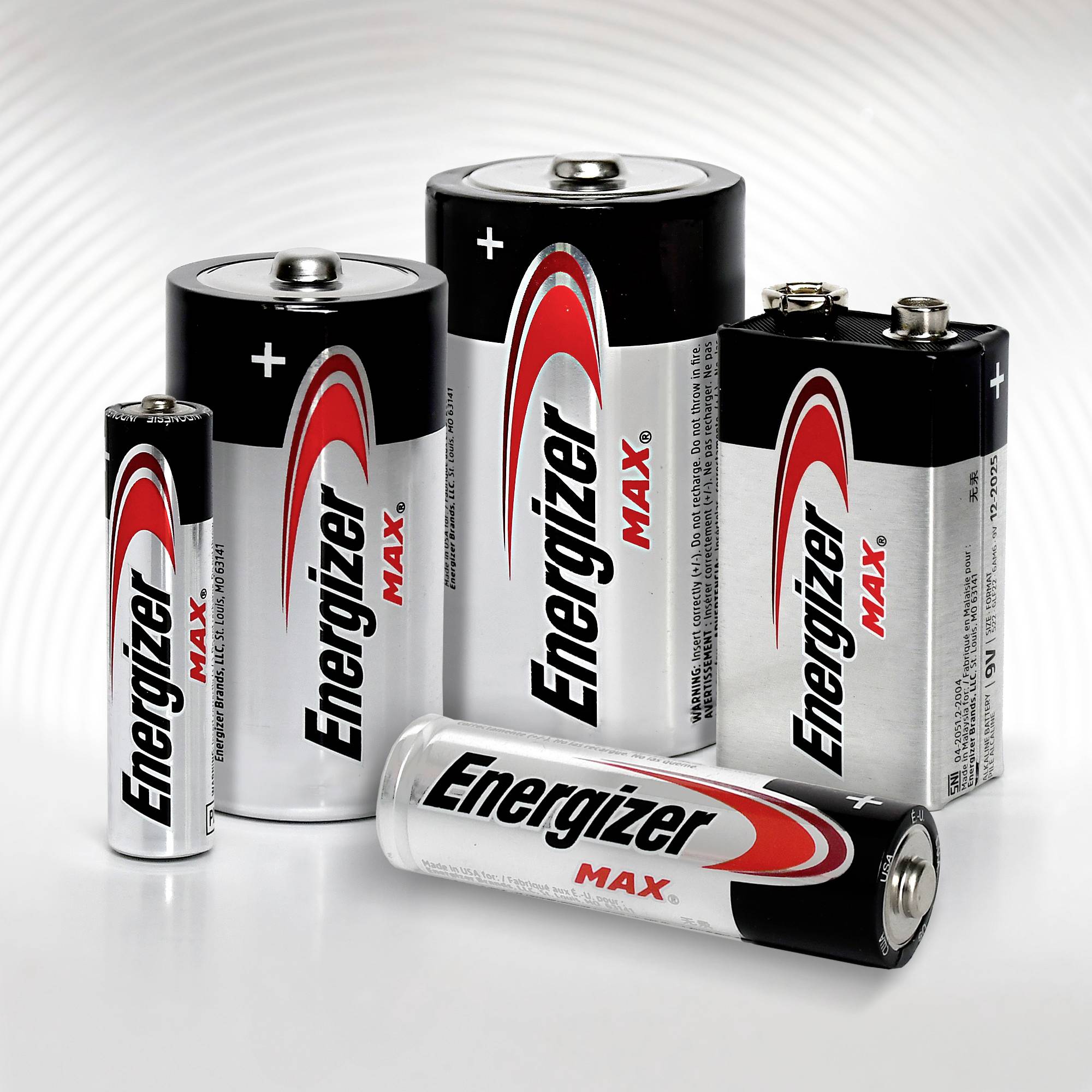 Batterier av olika storlekar, märke 'Energizer Max', i en grupperad uppställning. Innehåller AA, C, D och 9V-typer.