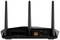 En svart WLAN-router med tre antenner baktill. Anslutningar: fyra Ethernet-portar, en gul Internet-port och en strömport.