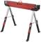 En justerbar snickararbetsbock med röda och svarta accenter. Robust metallram med höjdjustering för verkstadsarbeten.