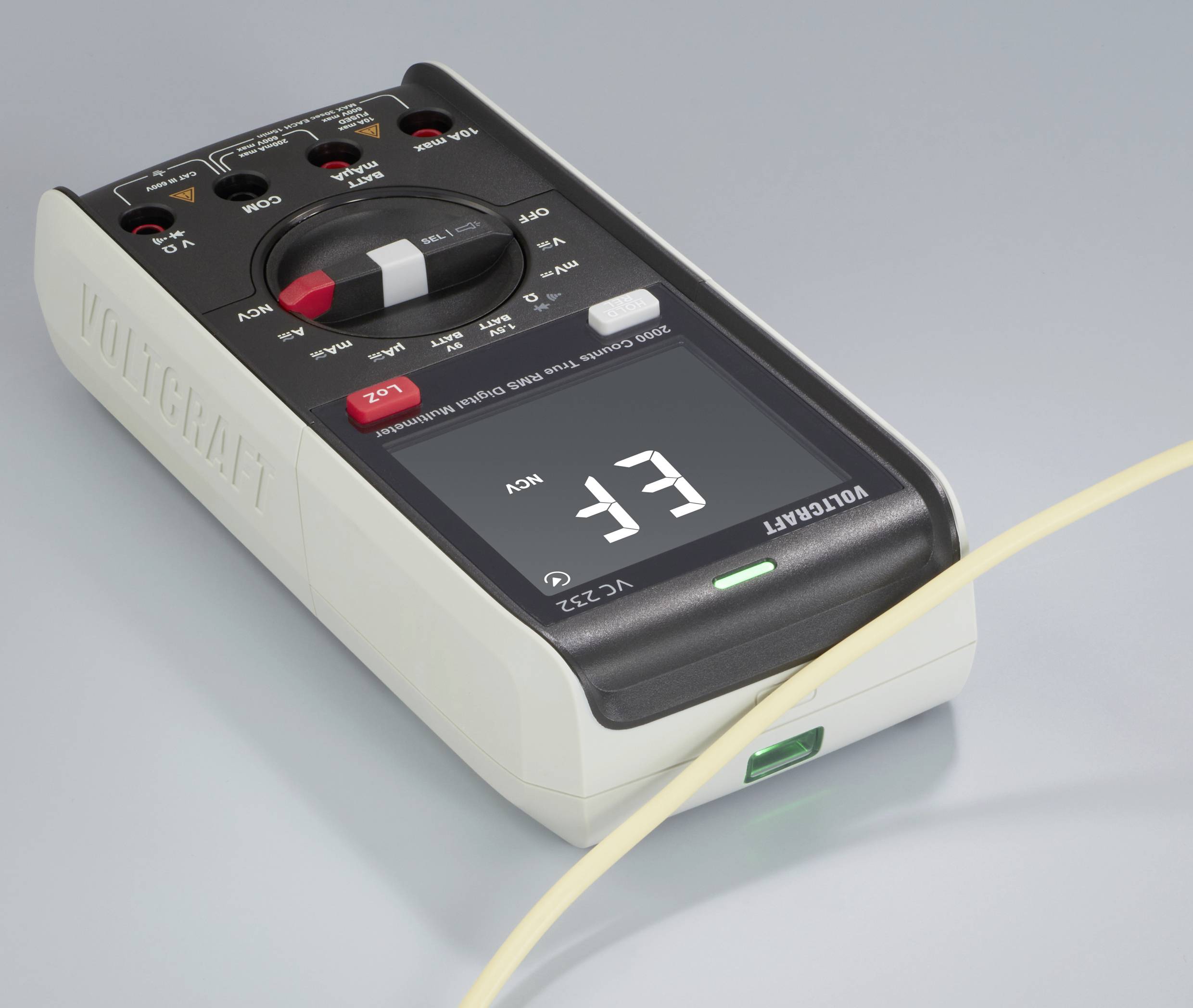 Ett digitalt multimeter visar 'EF' på displayen. En kabel är ansluten till enheten som ligger på en grå yta.
