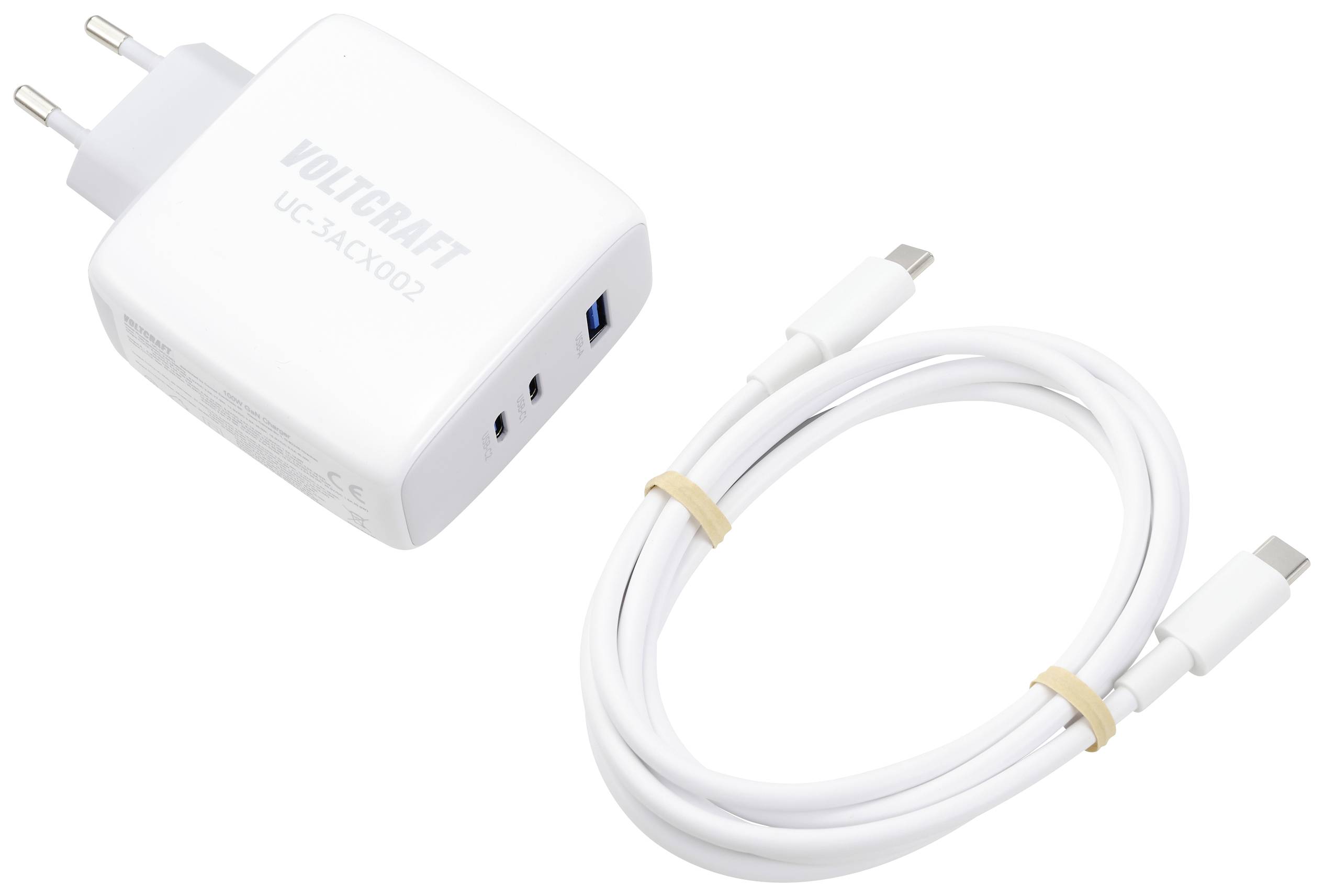En vit laddare med två USB-portar och en europeisk vägguttag, bredvid ett matchande vitt laddningskabel.