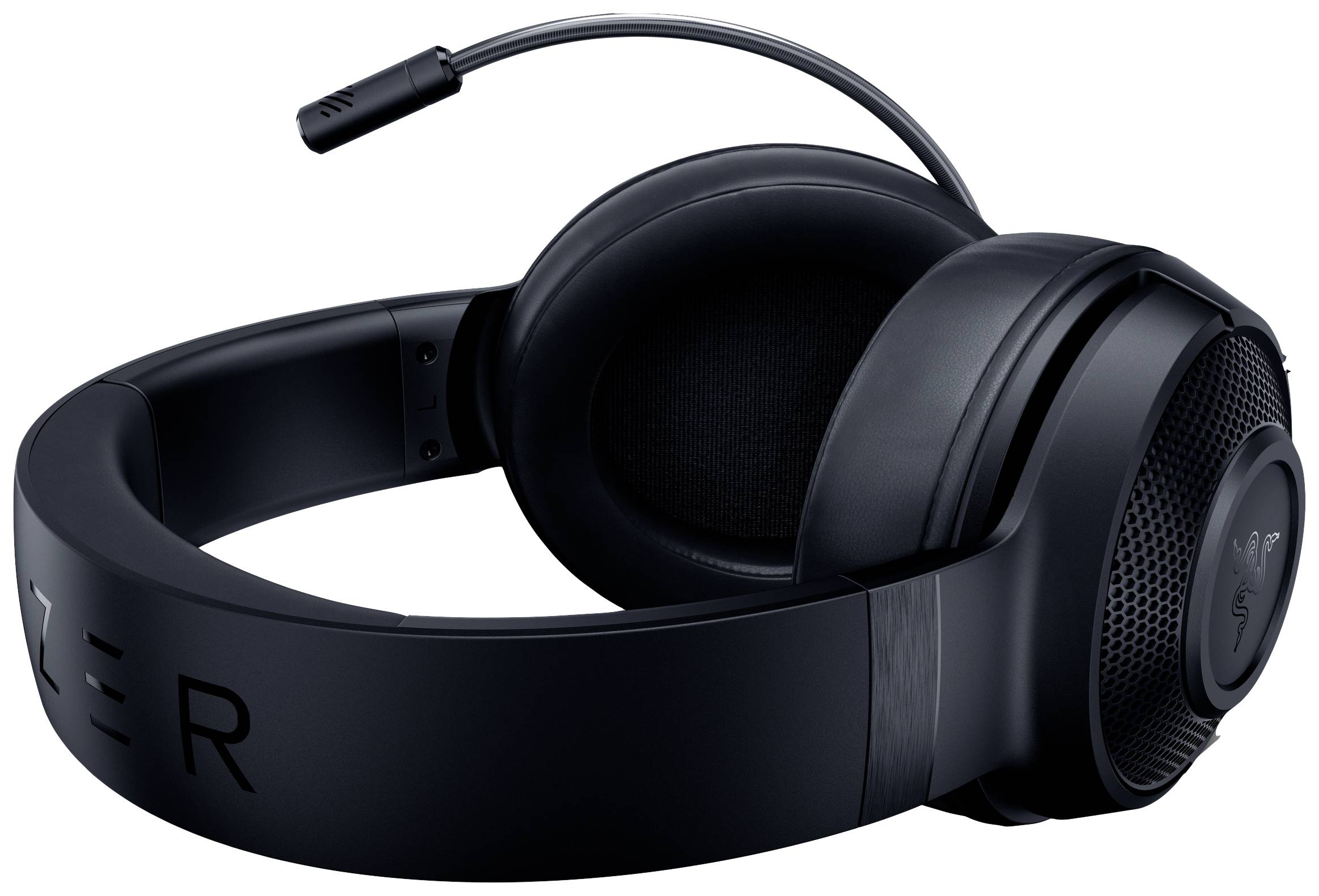 Ett svart, kabelanslutet gaming-headset med stoppade öronkåpor och en flexibel mikrofonarm, sett från sidan.