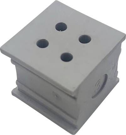 Grå, kvadratisk plastblock med fyra jämnt fördelade hål på ytan.