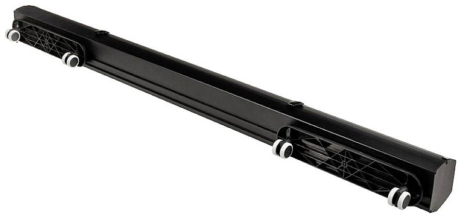 En avlång svart metallbalk med fyra monterade hjul, lämplig för att fästas vid ett annat föremål eller en annan enhet.