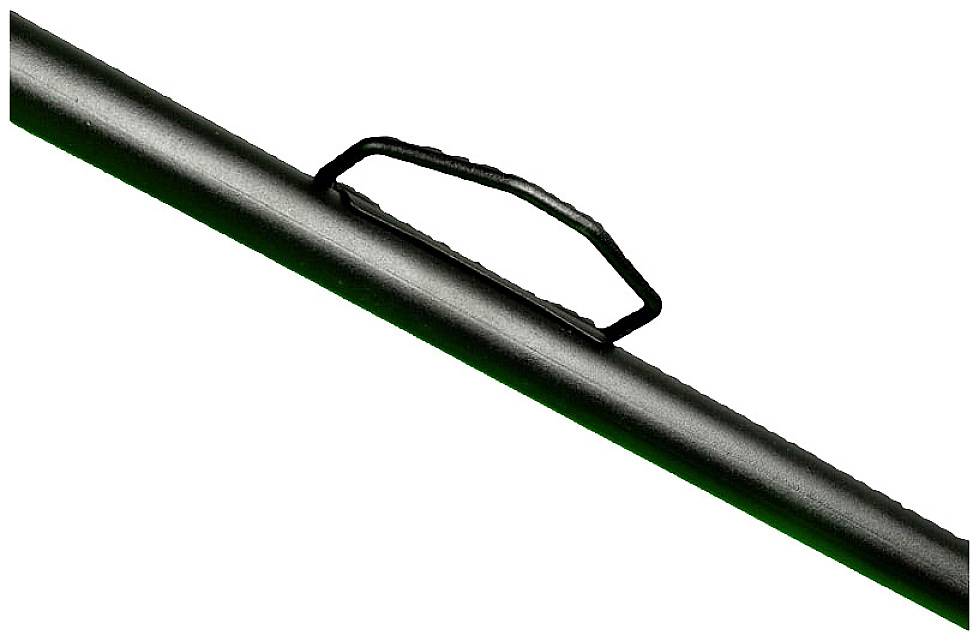 En svart, diagonalt löpande stång med ett handstort handtag i mitten.