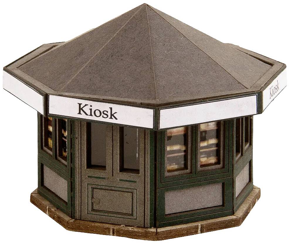 En åttakantig kiosk med texten 'Kiosk' på fasaden. Den har flera fönster och en dörr.