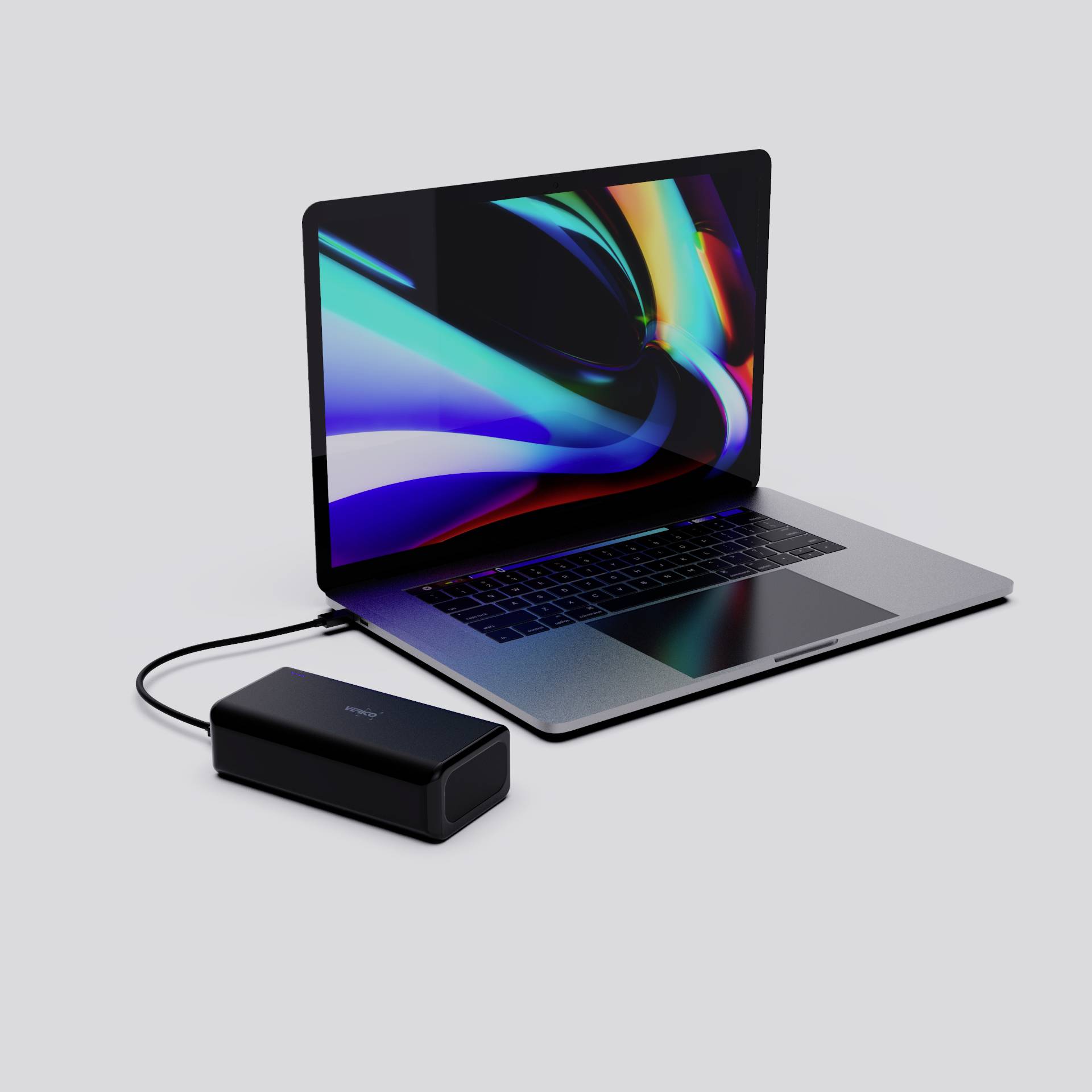 Bärbar dator med färgskärm är ansluten till en portabel powerbank.