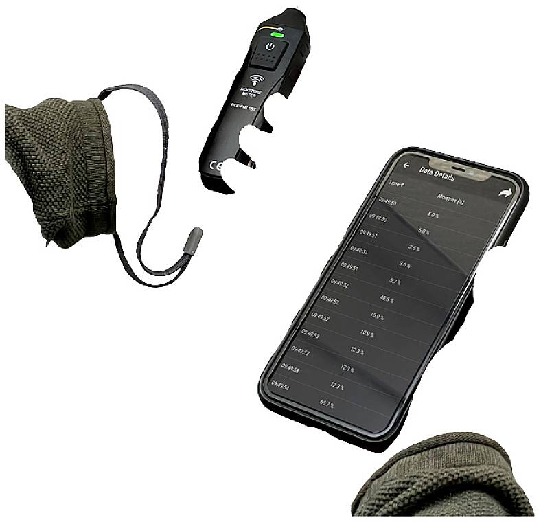 En mobil enhet visar mätdata; bredvid ett elektroniskt mätinstrument med sensor. Kontext: teknisk dataanalys.