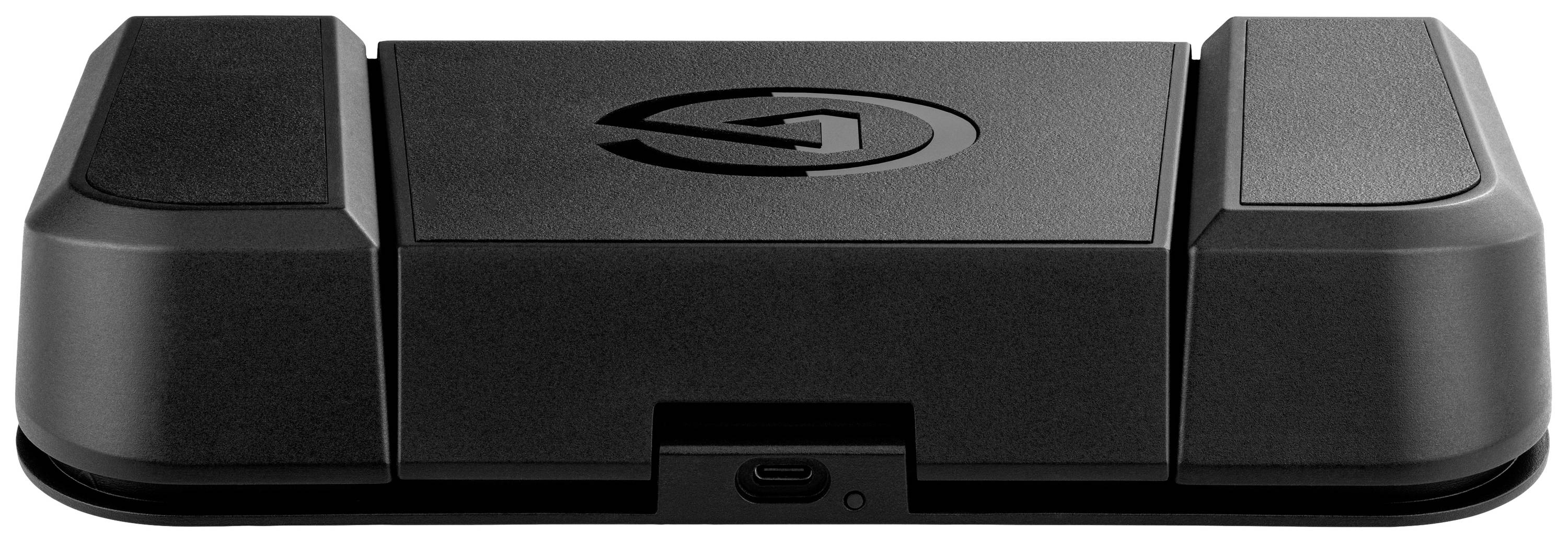 Svart elektronisk enhet med en USB-C-port på framsidan. Ovansidan visar en stiliserad logotyp.