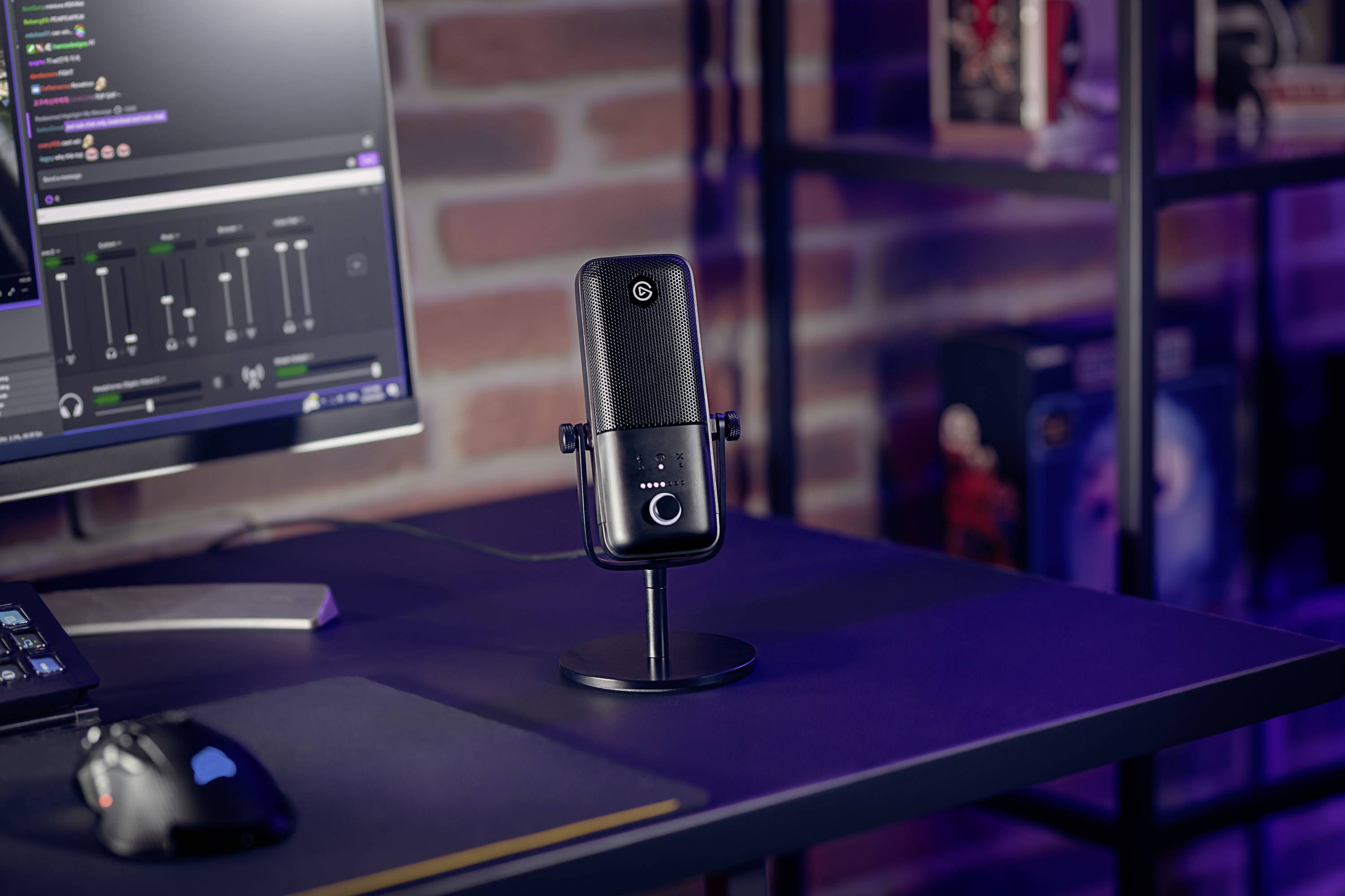 En mikrofon på ett skrivbord bredvid en skärm i ett rum med tegelväggar. Perfekt för streaming eller podcasting.