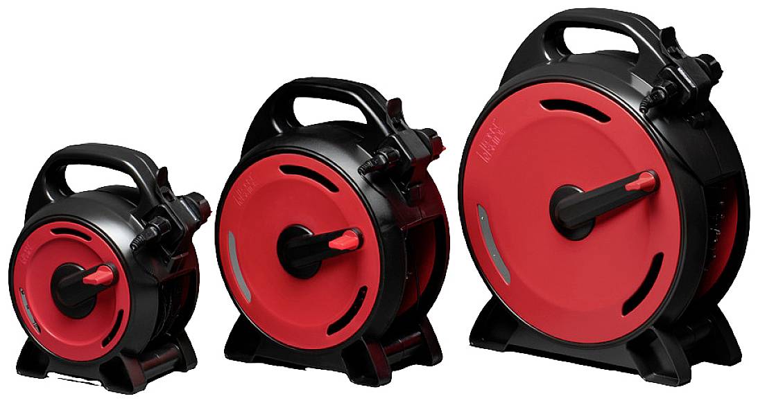 Tre förlängningssladdar på rullar i olika storlekar, svarta med röda detaljer, placerade bredvid varandra.