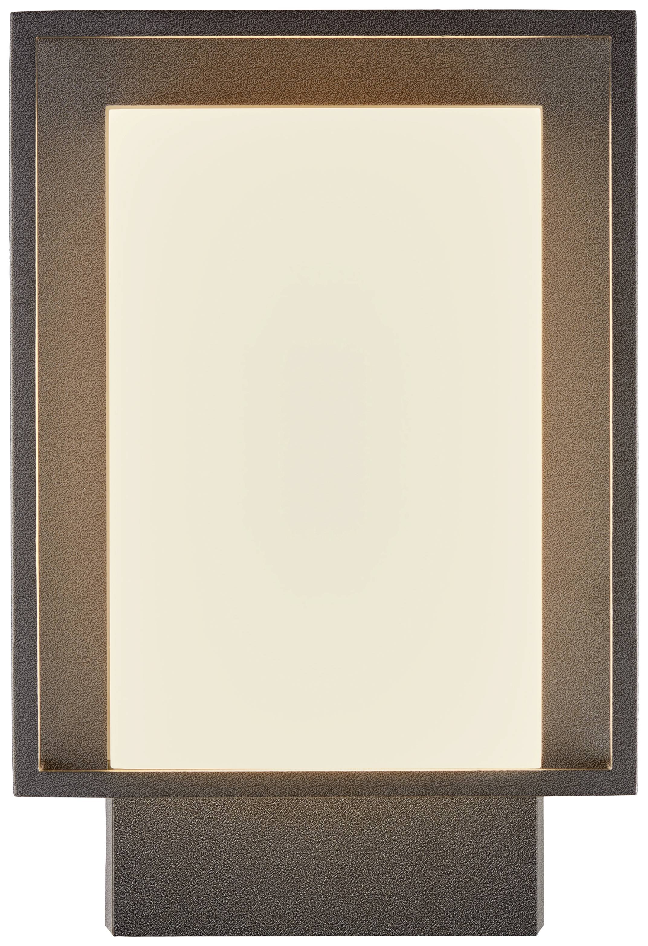 Rektangulär utomhuslampa med ljust, fyrkantigt ljusfält, omgivet av en smal, metallisk ram.