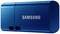 En kompakt, blå glänsande USB-sticka från Samsung med avtagbart skyddande lock, lämplig för lagring av stora datamängder.