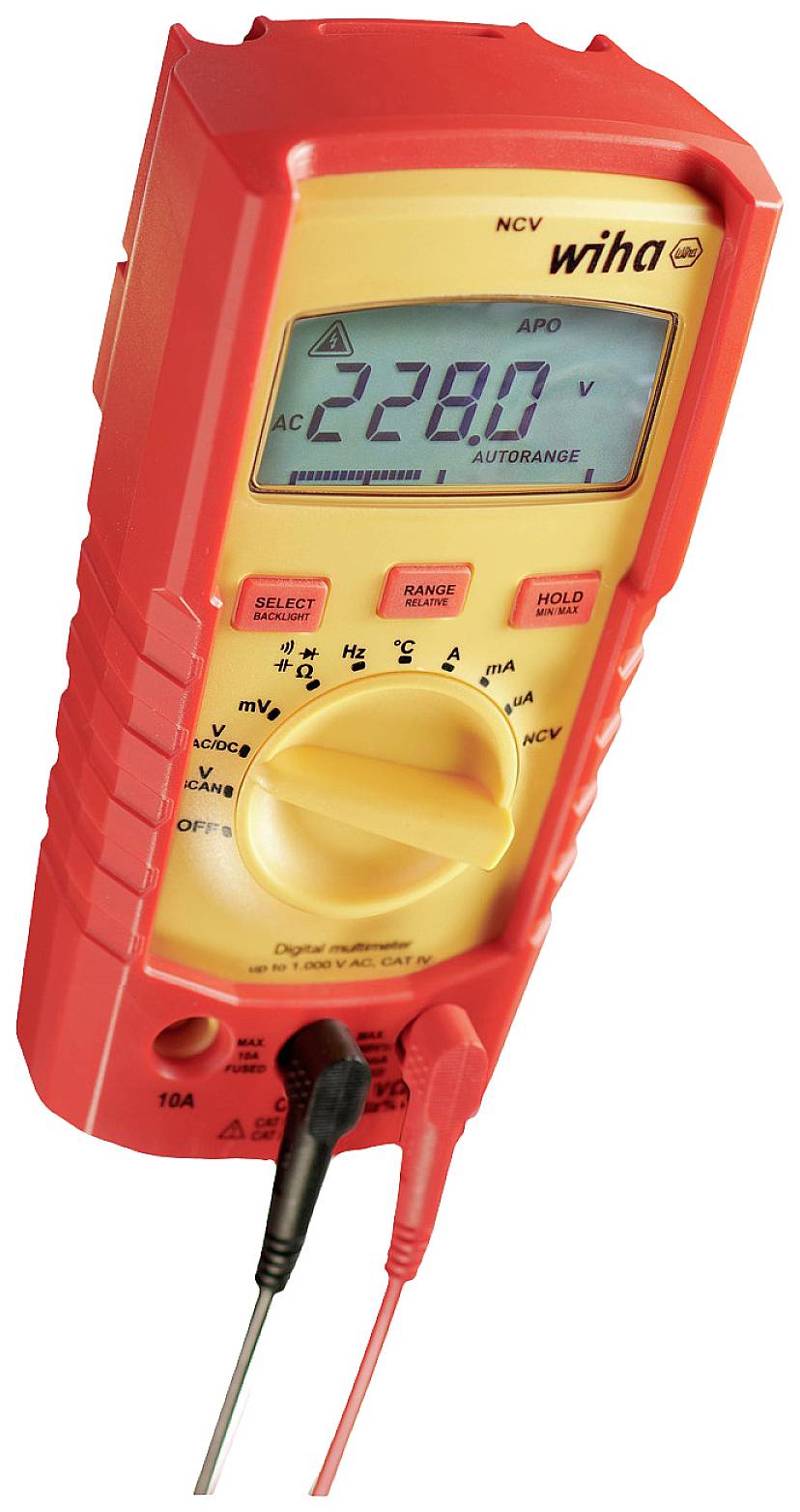 Digitalt multimeter i ett rött hölje visar '228 V AC' på displayen. Enheten har två anslutna mätledningar och flera omkopplare.