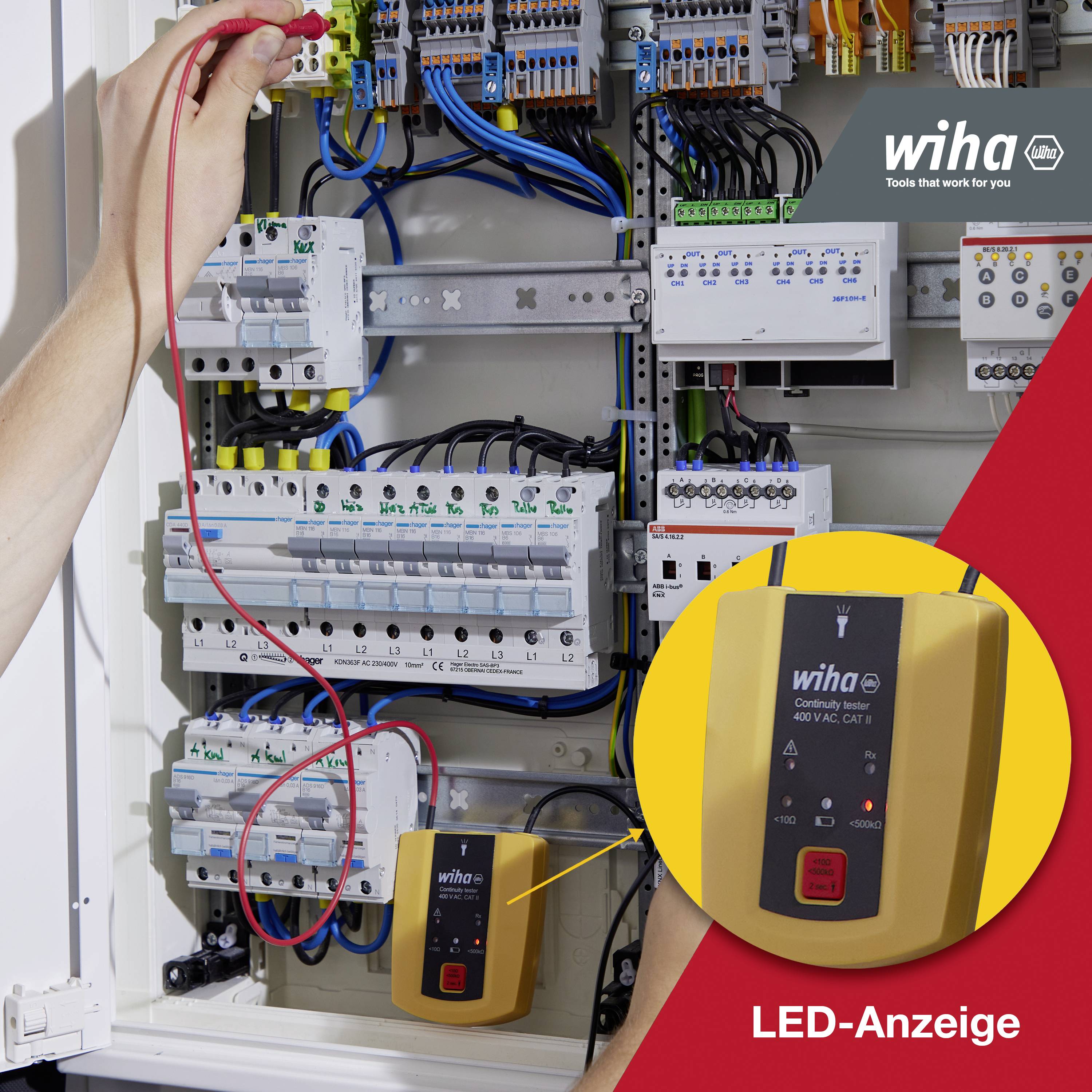 En person arbetar vid en elektrisk kopplingsPanel med en gul spänningstestare. Wiha-logotyp längst upp till höger. Text: LED-indikator.