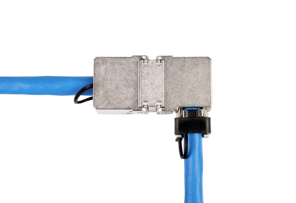 Metallisk nätverkskontakt förbinder två blå Ethernet-kablar.