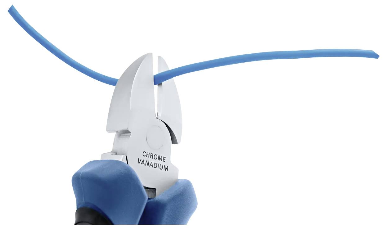 Blåhandskad hand som använder krom-vanadintrådklippare för att klippa en blå kabel mot en vit bakgrund.