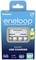 Laddare 'Panasonic eneloop' med fyra AA-batterier, lämplig för Ni-MH-batterier. Observera den nya plastfria förpackningen och 10-timmars laddningstiden.