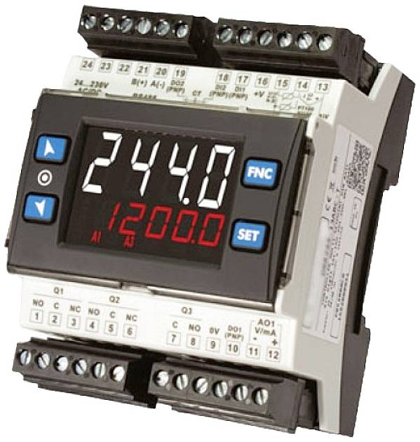 Ett digitalt styrsystem med en display visar siffrorna 2440 och 1200. Det är omgivet av flera anslutningar.