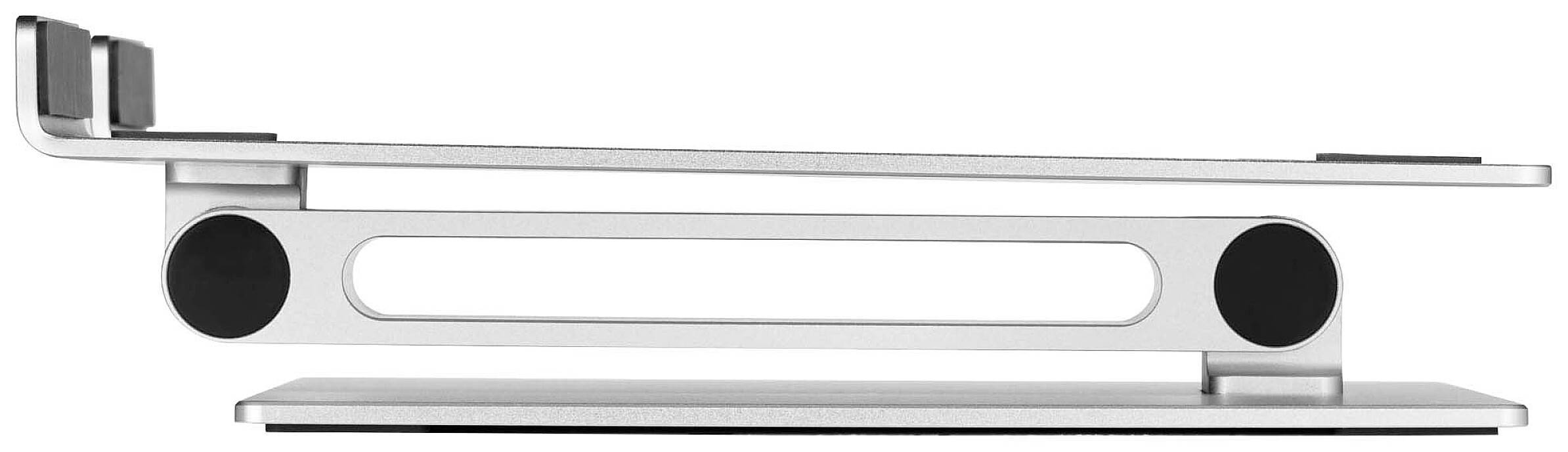 En silver laptopställning i metall sedd från sidan. Ställningen är lutad, erbjuder ventilation och har ett svart gummiskydd.