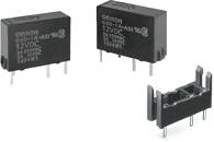 Tre svarta elektroniska reläer med påskriften '12VDC' och tillverkarlogotyp. De är placerade bredvid varandra på en vit bakgrund.